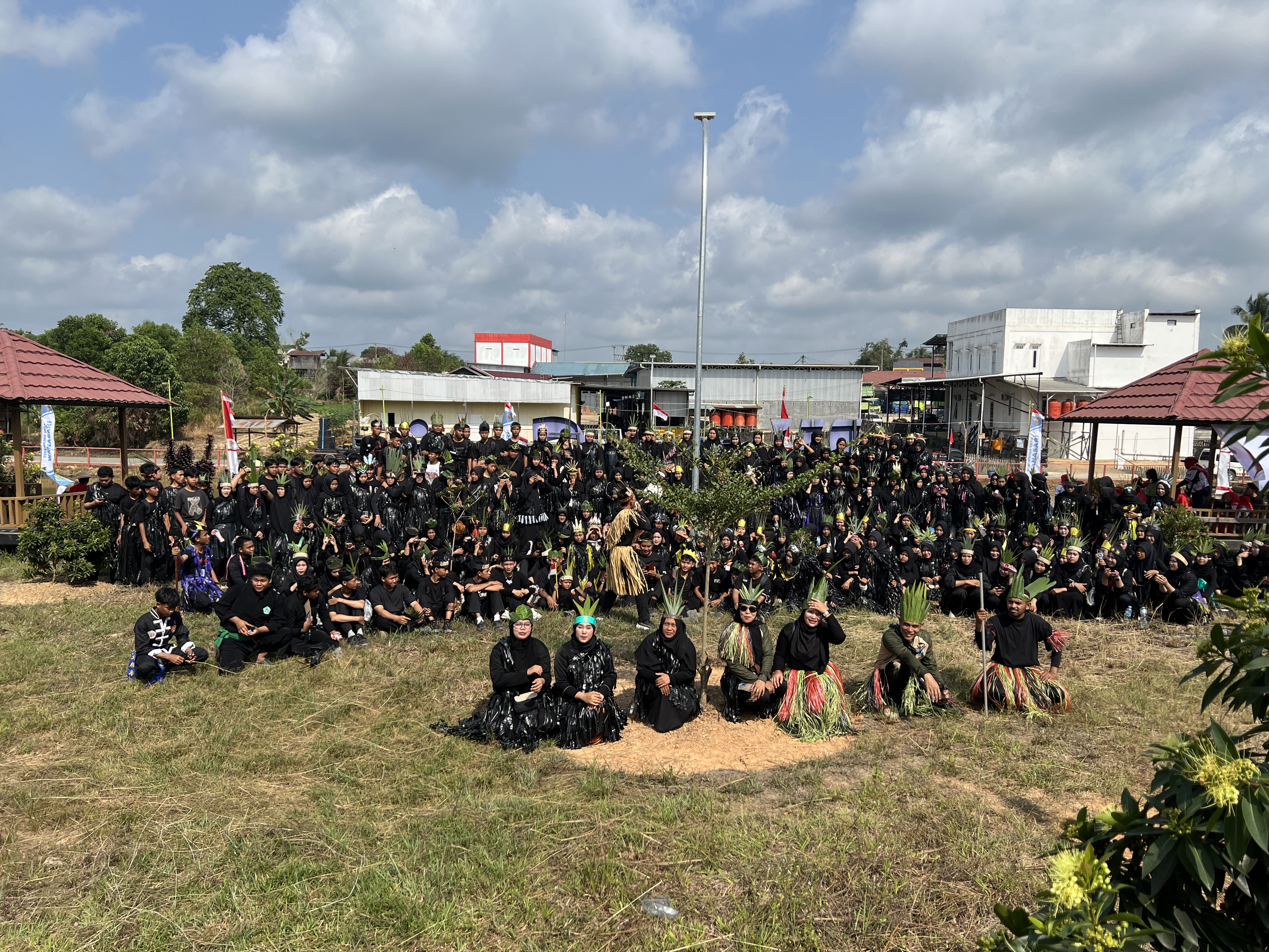 Tampil Unik Berbusana Adat Papua dari Daur Ulang Plastik, SMAN 2 Muara Wahau Semarakkan Karnaval Desa Wanasari