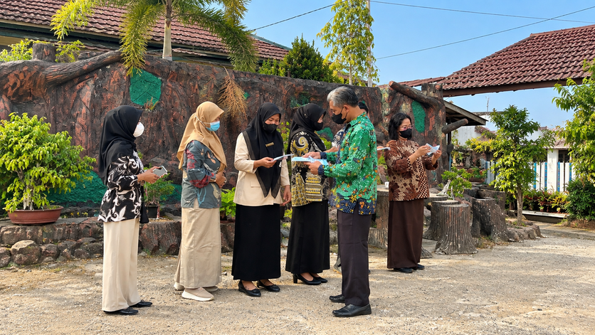 Sosialisasi dan Bagikan Masker Kepada Guru dan Siswa SMA Negeri 2 Muara Wahau